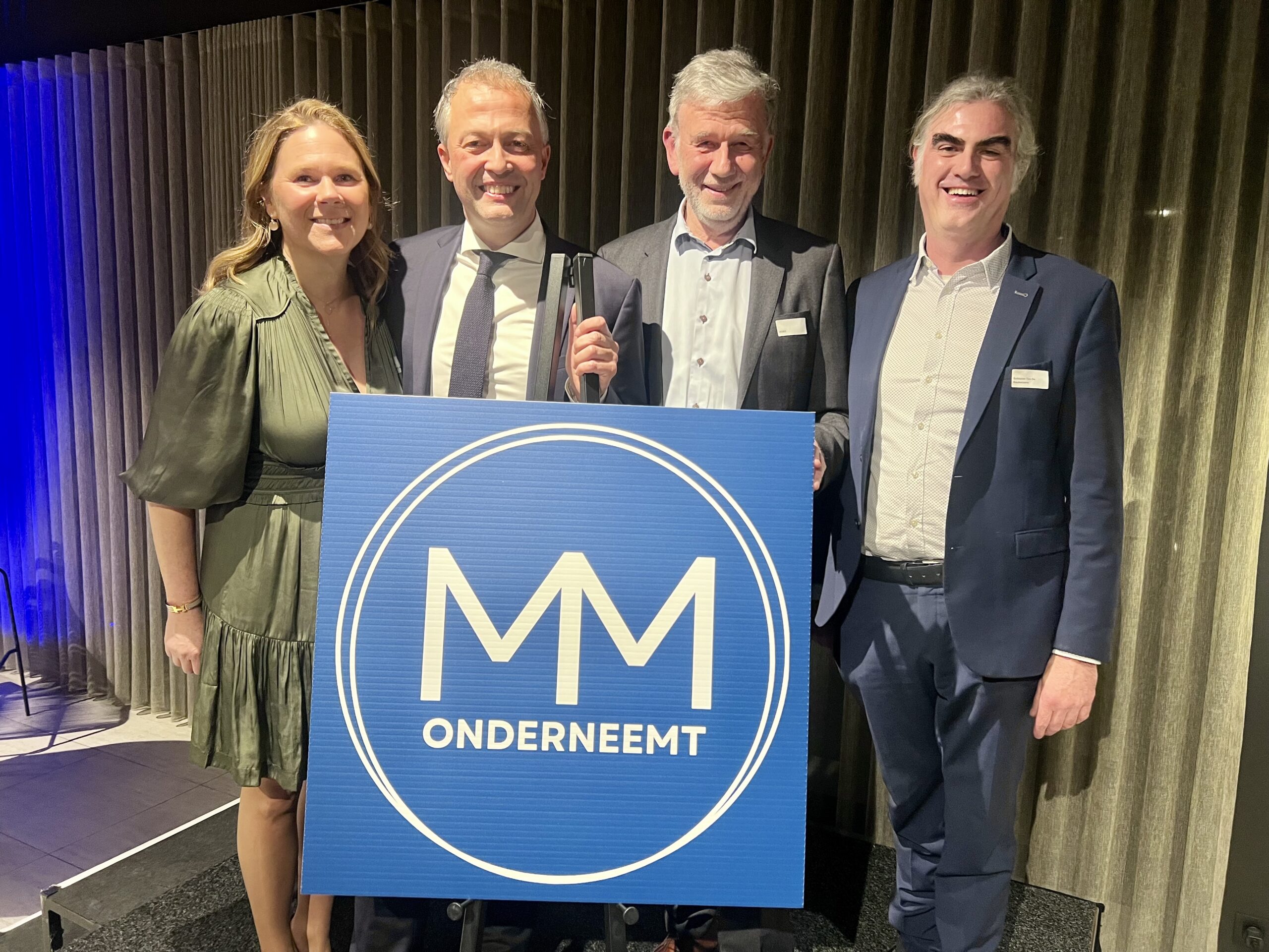Bestuur met burgemeester en schepen bij het nieuwe logo