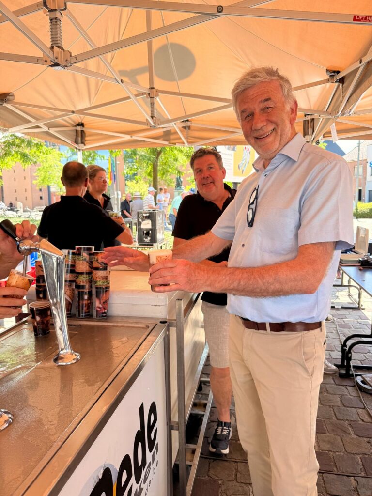 Bar Baloise Tour Belgium - voorzitter Jan aan de tap