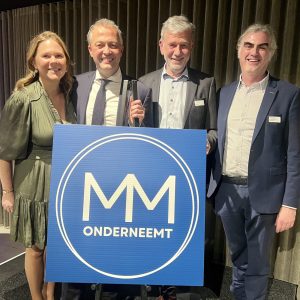 Bestuur met burgemeester en schepen bij het nieuwe logo